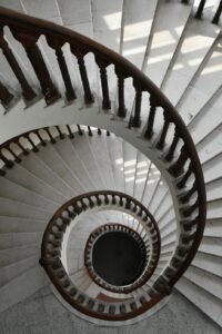 TRANSFERÊNCIA, INTERPRETAÇÃO E A FUNÇÃO DO ANALISTA: UM NÓ? <p> | Luisa Moraes